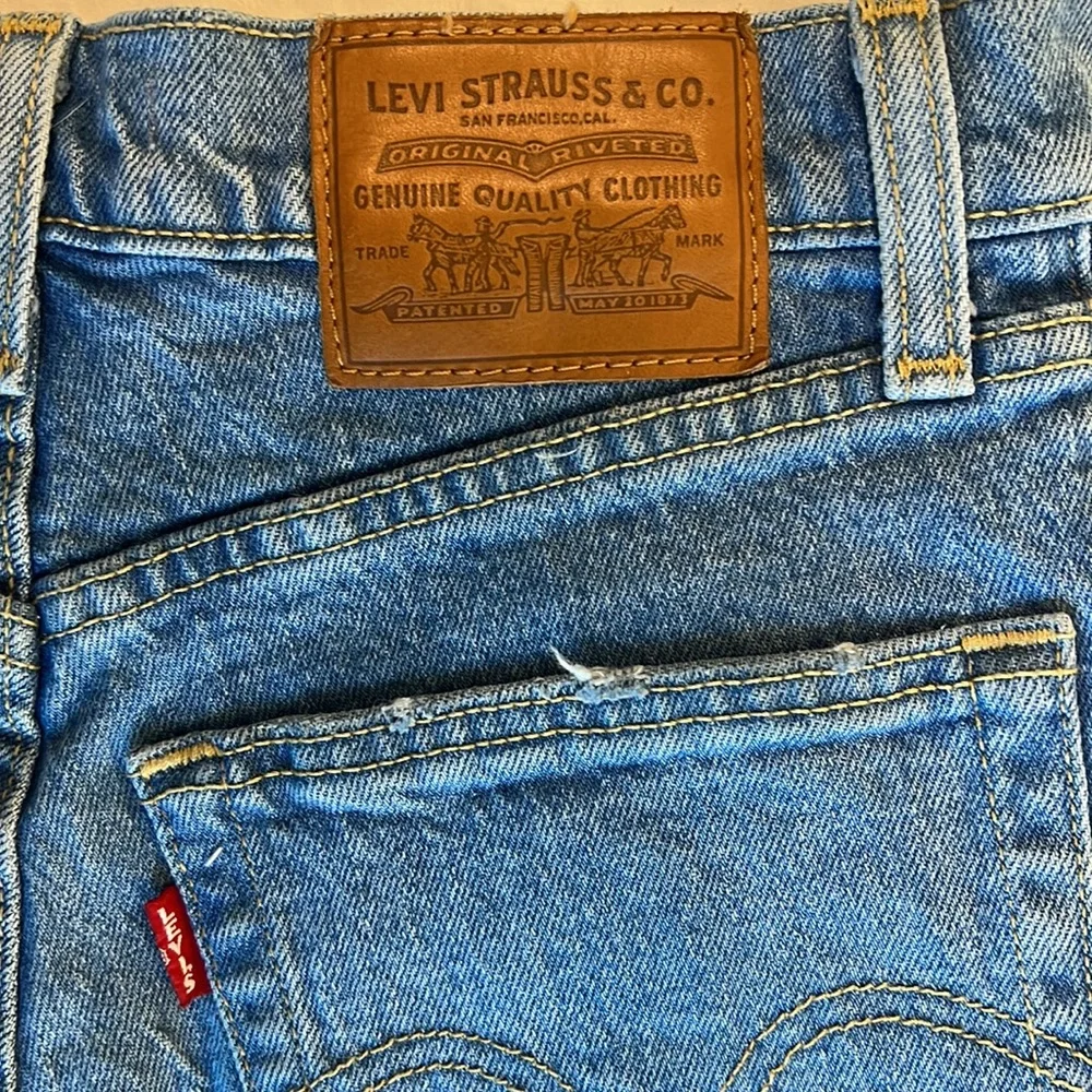 Levi’s Ribcage Short - Picture 5 of 5